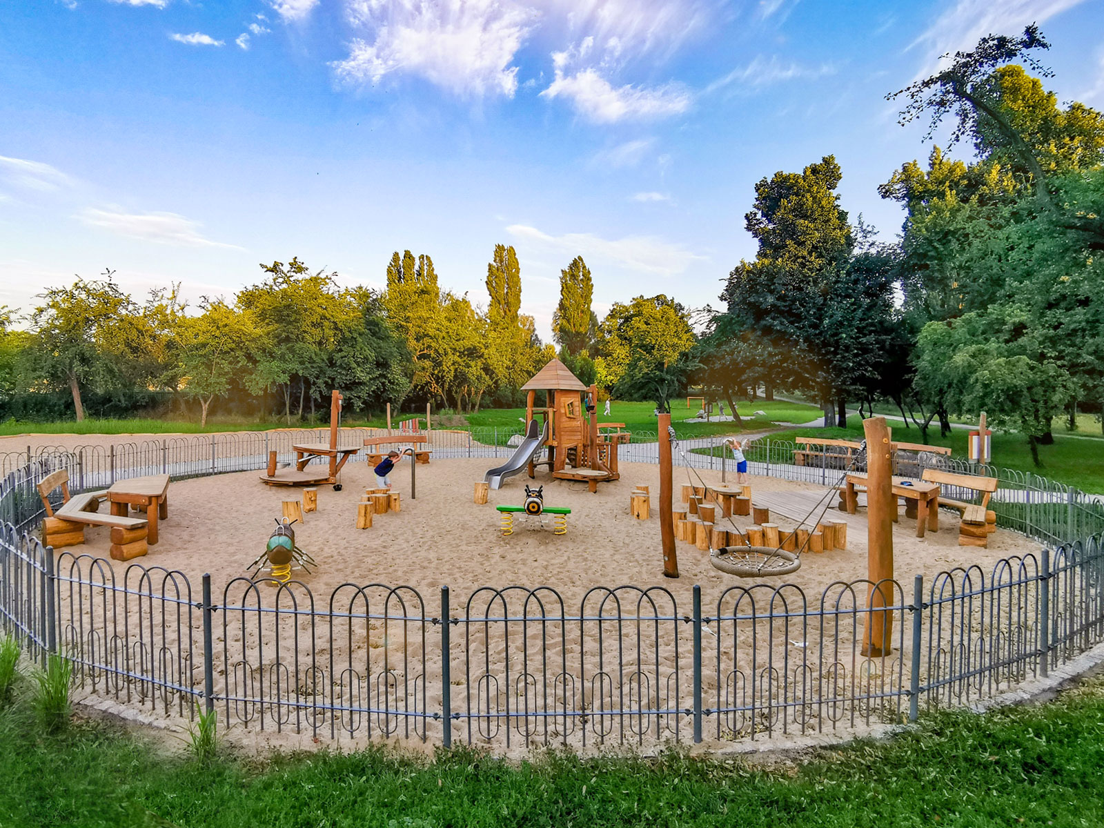 wrocław-na-niskich-łąkach-przedmieście-oławskie-park-plac-zabaw-dla-dzieci-ahoj-przygodo