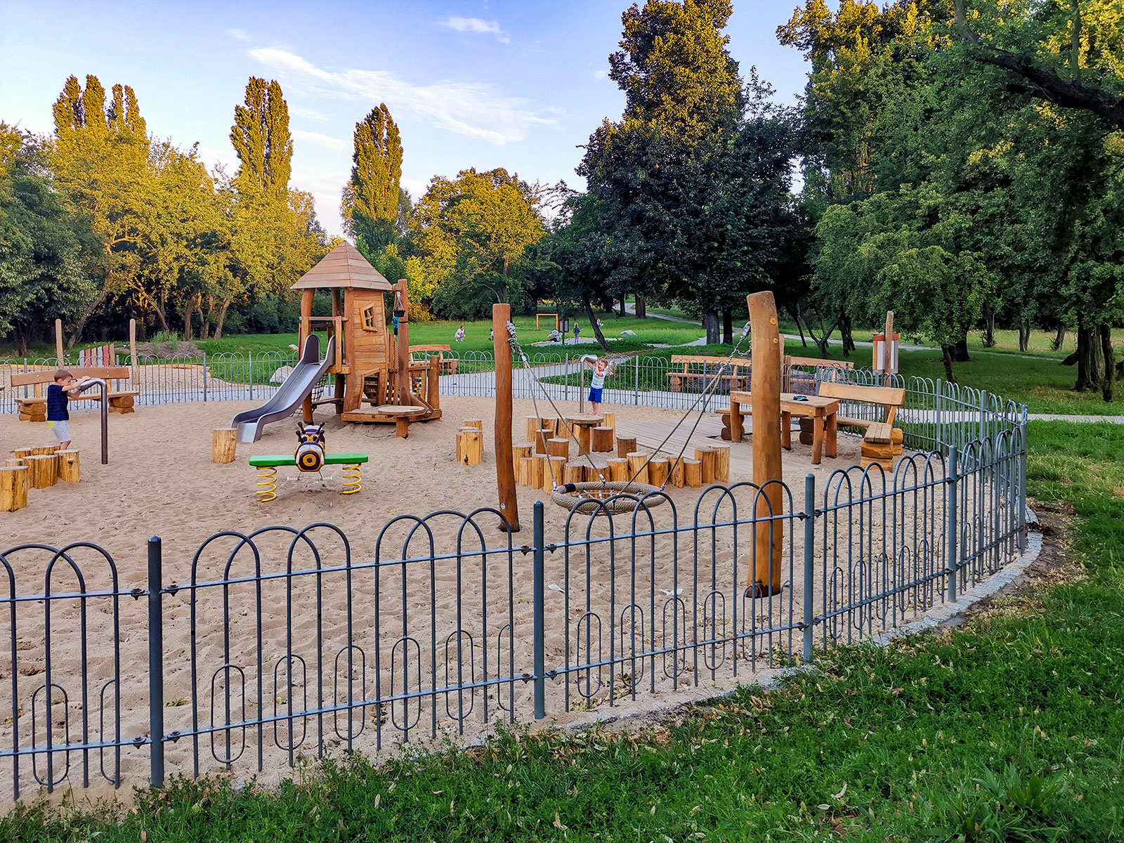 wrocław-na-niskich-łąkach-przedmieście-oławskie-park-plac-zabaw-dla-dzieci-ahoj-przygodo