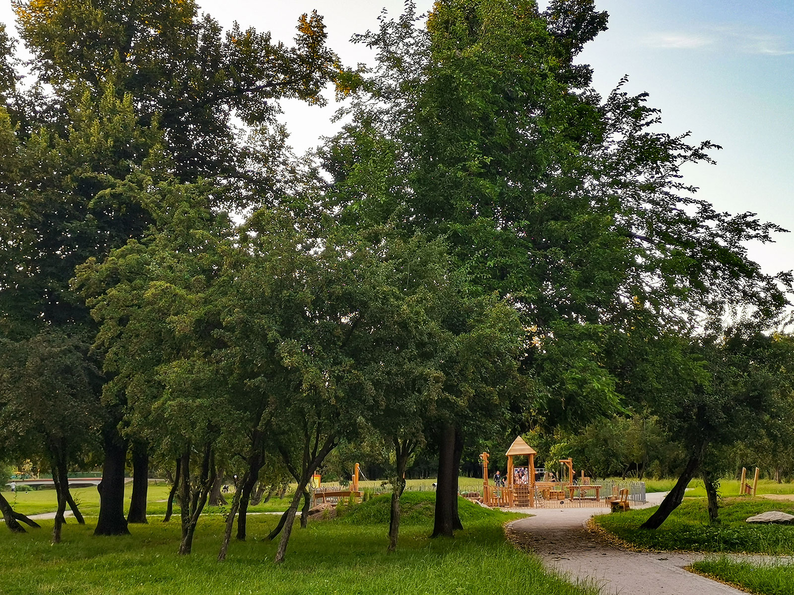 wrocław-na-niskich-łąkach-przedmieście-oławskie-park-plac-zabaw-dla-dzieci-ahoj-przygodo